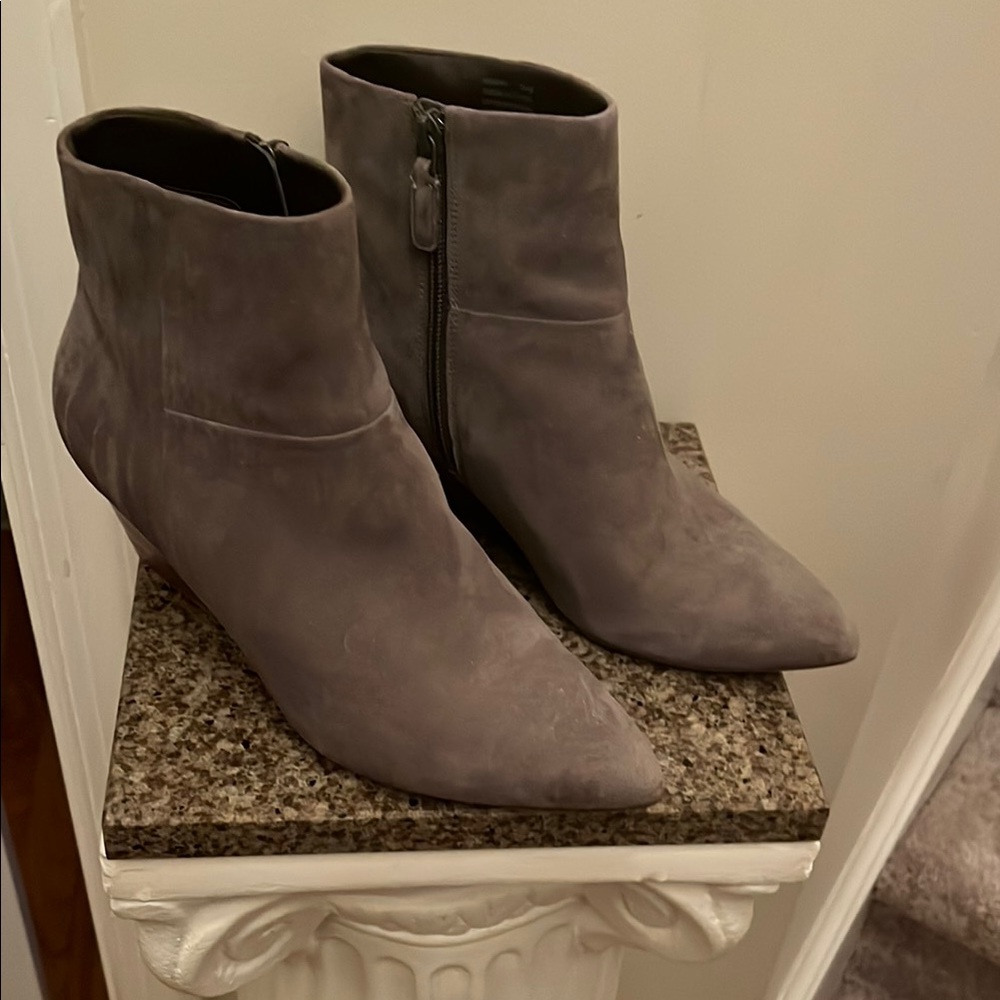 Cole Hahn women’s gray suede Ankle Boots size 8-1/2